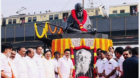 பெரியார் சிலைக்கு மரியாதை செலுத்திய முதல்வர்
