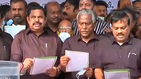 உறுதி மொழி எடுத்துக் கொண்ட இபிஎஸ்