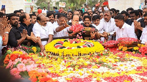 “அதிமுகவை தன்வசமாக்க நினைக்கும் துரோகிகளை வீழ்த்துவோம்” - எம்ஜிஆர் நினைவிடத்தில் ஓபிஎஸ் உறுதிமொழி 