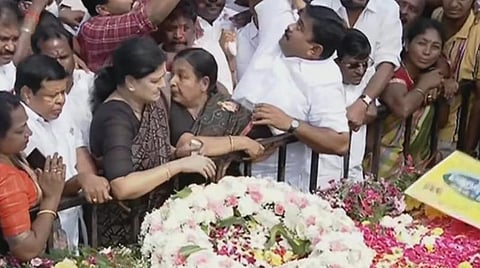 எம்ஜிஆர் நினைவிடத்தில் மரியாதை செலுத்திய சசிகலா