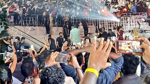 ‘வாரிசு’ இசை வெளியீட்டு விழா: தயாரிப்பாளருக்கு விஜய் ரசிகர்கள் ‘நம்பர் 1’ வரவேற்பு!