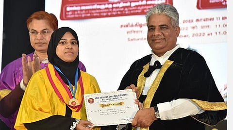 சென்னை கே.கே.நகர் இஎஸ்ஐ மருத்துவக் கல்லூரி பட்டமளிப்பு விழாவில் மத்திய தொழிலாளர் நலன், வேலைவாய்ப்புத் துறை அமைச்சர் பூபேந்திர யாதவ் பங்கேற்று பட்டம் வழங்கினார். தொழிலாளர் மற்றும் வேலைவாய்ப்பு அமைச்சகத்தின் கூடுதல் செயலாளர் ஷஷாங்க் கோயல், இஎஸ்ஐ பொது இயக்குநர் ராஜேந்திர குமார் ஆகியோர் உடன் உள்ளனர்.