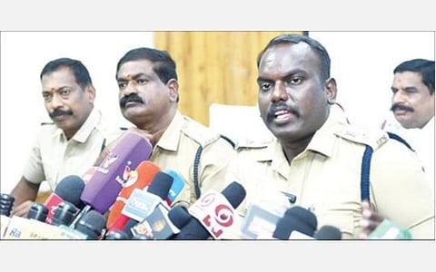 வேலூரில் நேற்று செய்தியாளர்களை சந்தித்த மாவட்ட காவல் கண்காணிப் பாளர் ராஜேஷ் கண்ணன். அருகில், கூடுதல் காவல் கண்காணிப்பாளர்கள் பாஸ்கரன், குணசேகரன் உள்ளிட்டோர். படம்: வி.எம்.மணிநாதன்