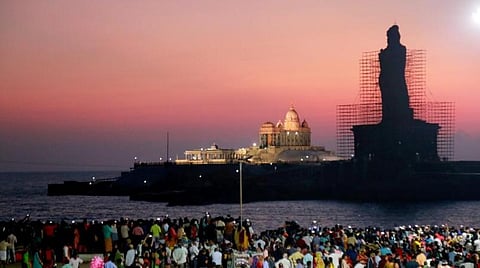 ஆங்கிலப் புத்தாண்டையொட்டி கன்னியாகுமரி கடற்கரையில் சூரிய உதயத்தைக் காண திரண்டிருந்த சுற்றுலாப் பயணிகள்