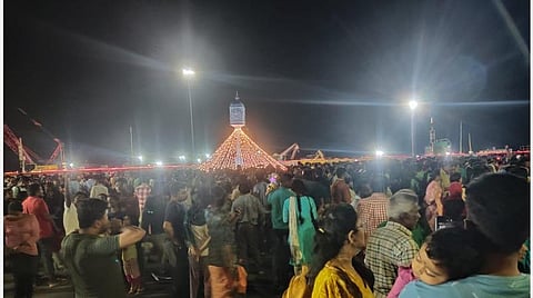 கடற்கரையில் புத்தாண்டு கொண்டாட்டம்
