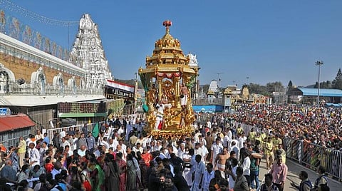 வைகுண்ட ஏகாதசி விழா கோலாகலம் - தங்க தேரில் மலையப்பர் பவனி
