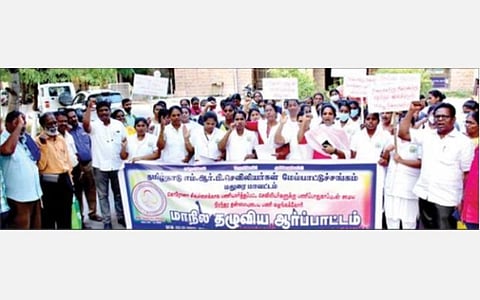 மதுரை மாவட்ட ஆட்சியர் அலுவலகம் முன் ஆர்ப்பாட்டம் செய்த எம்.ஆர்.பி. செவிலியர்கள். படம்: எஸ்.கிருஷ்ணமூர்த்தி
