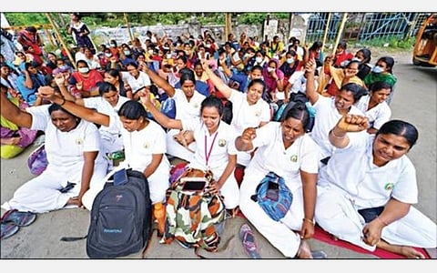 பணி நிரந்தரம் செய்ய வலியுறுத்தி, சேலம் ஆட்சியர் அலுவலகம் அருகே 2-வது நாளாக காத்திருப்புப் போராட்டத்தில் ஈடுபட்டிருந்த ஒப்பந்த செவிலியர்கள்.  		       	     படம் எஸ்.குரு பிரசாத்