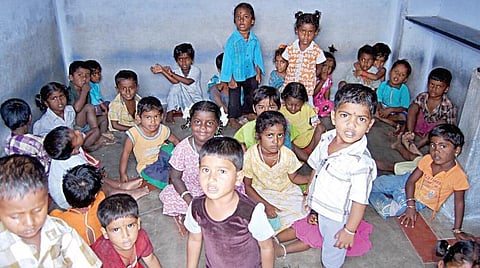அங்கன்வாடி மையங்களில் மழலையர் வகுப்புகள்: பணி நியமன ஆணை பெறாமல் பணியாற்றும் ஆசிரியர்கள்