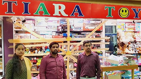 பொம்மைகளை பறிமுதல் செய்த அதிகாரிகள்
