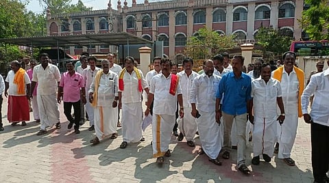 கோட்டாட்சியர் அலுவலகத்துக்கு வந்த போராட்டக்காரர்கள்