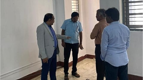கட்டிடத்தை பார்வையிடும் அதிகாரிகள்