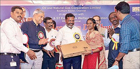 எண்ணெய் மற்றும் இயற்கை எரிவாயு நிறுவனம் (ஓஎன்ஜிசி) மற்றும் ஓஎன்ஜிசி அகில இந்திய எஸ்சி, எஸ்டி ஊழியர் நல சங்கம் இணைந்துநடத்திய நலத்திட்ட உதவிகள் வழங்கும் விழாவில், விசிக தலைவர் தொல்.திருமாவளவன்  பங்கேற்றார். உடன் ஓஎன்ஜிசி நிறுவனத்தின் செயல் இயக்குநர்கள் ஆர்.கே.தாஸ்மானா, சி.பி.யாதவா மற்றும் ஓஎன்ஜிசி அகில இந்திய எஸ்சி, எஸ்டி ஊழியர் நல சங்கத்தின் தலைவர் பி.பிரபாகர் நிர்வாகிகள் உள்ளிட்டோர்.