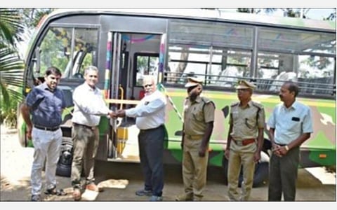 சத்தியமங்கலம் புலிகள் காப்பகத்தில், சூழல் சுற்றுலா பயணிகளுக்காக மினி பேருந்து சேவையை ஓய்வு பெற்ற முதன்மை தலைமை வனப்பாதுகாவலர்  தரன் தொடங்கி வைத்தார்.
