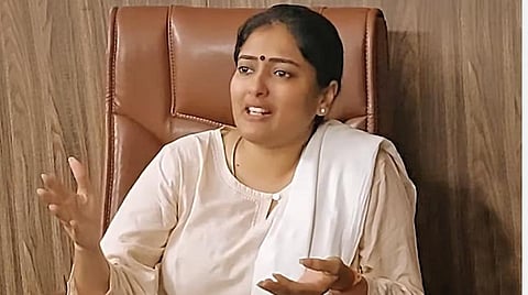 பாஜகவில் இருந்து விலகுவதாக காயத்ரி ரகுராம் அறிவிப்பு: கட்சியின் தமிழகத் தலைவர் அண்ணாமலை மீது சரமாரி குற்றச்சாட்டு