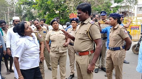 போலீஸாரிடம் வாக்குவாதத்தில் ஈடுபட்ட செந்தாமரை