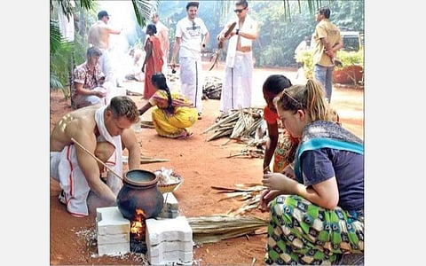 தூத்துக்குடி அருகே சாயர்புரத்தில் நேற்று வேட்டி, சேலை அணிந்து பொங்கலிட்ட வெளிநாட்டினர்.