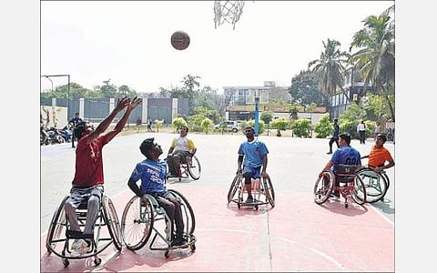 கோவை விழாவையொட்டி, இந்துஸ்தான் கலை அறிவியல் கல்லூரி மைதானத்தில் நடந்த பாரா விளையாட்டுப் போட்டியில் கூடைப்பந்துப் போட்டியில்  பங்கேற்ற மாற்றுத்திறனாளி மாணவர்கள்.    படம் : ஜெ.மனோகரன்