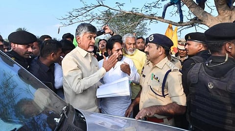 சொந்த தொகுதிக்கு செல்ல சந்திரபாபுவுக்கு ஆந்திர போலீஸார் அனுமதி மறுப்பு - குப்பத்தில் தொண்டர்கள் மீது தடியடி