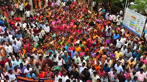 மதுரையில் இன்று மாலை ஜாக்டோ ஜியோ சார்பில் தமிழக முதல்வரின் கவனத்தை ஈர்க்கும் வகையில் நடந்த மாநிலம் தழுவிய ஆர்ப்பாட்டத்தில் பங்கேற்றோர். |  படம்: எஸ்.கிருஷ்ணமூர்த்தி