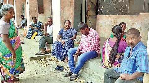 குடியாத்தம் நகராட்சி மேல்நிலைப் பள்ளியில் அடிப்படை வசதிகளின்றி காத்திருந்த மாற்றுத்திறனாளிகள் மற்றும் அவர்களின் பாதுகாவலர்கள்.