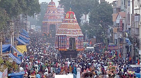 பக்தர்களின் ‘சிவ சிவ’ முழக்கத்துக்கு நடுவே சிதம்பரம் நடராஜர் கோயிலில் மார்கழி மாத ஆருத்ரா தரிசன தேரோட்டம் கோலாகலமாக நடந்தது.