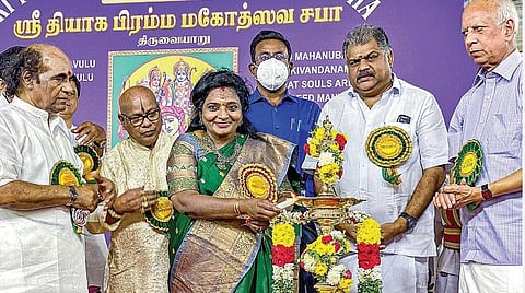  தியாகராஜர் 176-வது ஆராதனை விழாவை ஆளுநர் தமிழிசை சவுந்தரராஜன் குத்து விளக்கேற்றி தொடங்கி வைத்தார். உடன் மாவட்ட ஆட்சியர் தினேஷ் பொன்ராஜ் ஆலிவர், தியாக பிரம்ம மகோத்ஸவ சபா தலைவர் ஜி.கே.வாசன் உள்ளிட்டோர்.