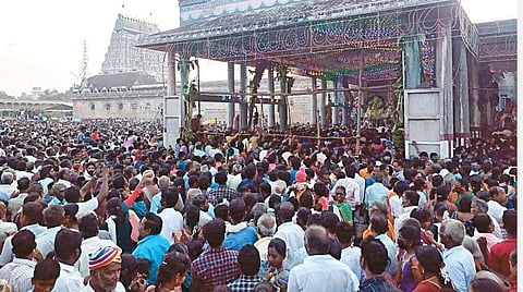 சிதம்பரம் நடராஜர் கோயிலில் நேற்று மாலை நடந்த ஆருத்ரா தரிசன நிகழ்வில் பங்கேற்ற பெரும் பக்தர்கள் கூட்டத்தின் சிறுபகுதி.