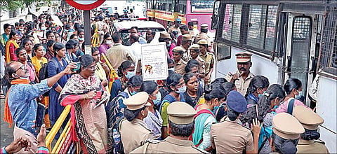 பணி நிரந்தரம் செய்யக் கோரி, தொடர்ந்து 6-வது நாளாக போராட்டத்தில் ஈடுபட்டுள்ள ஒப்பந்த செவிலியர்கள், மருத்துவக் கல்வி இயக்குநரகத்தை நேற்று முற்றுகையிட்டதால் போலீஸார் அவர்களைக் கைது செய்தனர். படம்: ம.பிரபு