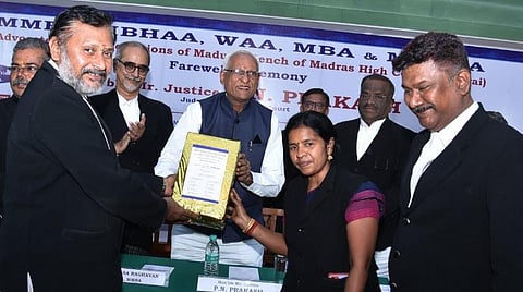 நீதிபதி பி.என்.பிரகாஷுக்கு நினைவுப் பரிசு வழங்கும் வழக்கறிஞர்கள் சங்க நிர்வாகிகள்