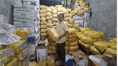 ஐயப்ப பக்தர்கள் வருகையால் குமுளியில் களைகட்டிய வர்த்தகம் - 24 மணிநேரமும் செயல்படும் சிப்ஸ் கடைகள்