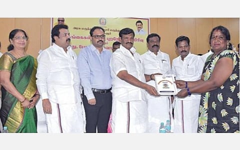 திருவள்ளூர் அரசு மருத்துவக் கல்லூரி மருத்துவமனையில், திருநங்கைகள் சிறப்பு புறநோயாளி பிரிவு மற்றும் மதுபோதை பழக்க ஒழிப்பு மறுவாழ்வு மையத்தை பால்வளத் துறை அமைச்சர் சா.மு.நாசர் நேற்று திறந்து வைத்தார்.