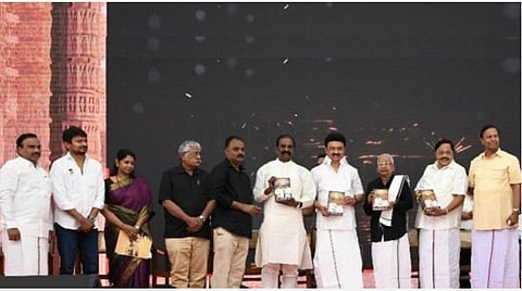 திமுக பொருளாளர் டி.ஆர்.பாலு எம்.பி. எழுதிய “பாதை மாறா பயணம்” நூலை முதல்வர் மு.க.ஸ்டாலின் சென்னை, அண்ணா அறிவாலயத்தில் நேற்று வெளியிட்டார். உடன், முன்னாள் அமைச்சர் ஆற்காடு நா.வீராசாமி, தி.க. தலைவர் கி.வீரமணி, அமைச்சர்கள், எம்.பி.க்கள் உள்ளிட்டோர்.