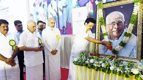 அருட்செல்வர் டாக்டர் நா.மகாலிங்கம் படத்திற்கு மரியாதை செலுத்திய முதல்வர்