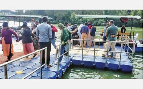 உதகை படகு இல்லத்தில் சுற்றுலா பயணிகளை கவரும் மிதவை மேடை