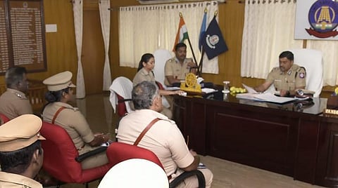 புதுக்கோட்டையில்  வேங்கை வயல் விவகாரம் குறித்த விசாரணைக் குழுவினருடன் நடைபெற்ற கூட்டத்தில் திருச்சி ஐஜி க.கார்த்திகேயன்.