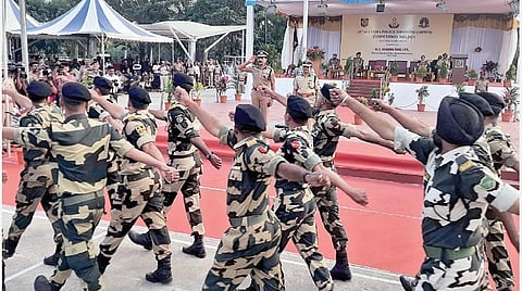23-வது அகில இந்திய அளவில் போலீஸாருக்கான துப்பாக்கி சுடும் போட்டியை வண்டலூர் அருகே ஊனமாஞ்சேரியில் உள்ள தமிழ்நாடு போலீஸ் அகாடமியில் தமிழக டிஜிபி சைலேந்திரபாபு நேற்று தொடங்கி வைத்தார். தொடர்ந்து, போட்டியில் பங்கேற்கவுள்ள பல்வேறு மாநில போலீஸார் நடத்திய அணிவகுப்பு மரியாதையை ஏற்றுக்கொண்டார். படம்: எம்.முத்துகணேஷ்