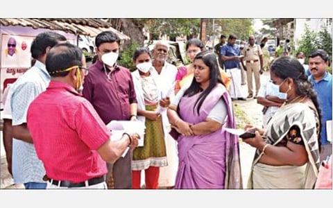 பரமத்திவேலூர் அருகே நன்செய் இடையாறு கிராமத்தில் சுகாதாரத் துறை மூலம் மேற்கொள்ளப்பட்டு வரும் நோய்த் தடுப்பு பணியை நாமக்கல் ஆட்சியர் ஸ்ரேயா சிங் ஆய்வு செய்தார்.