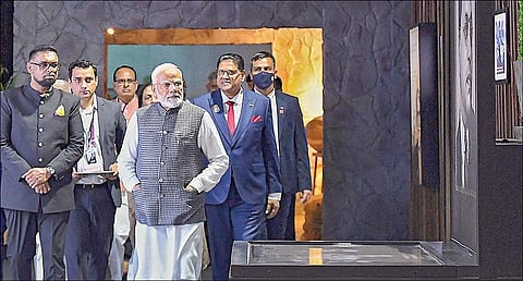மத்திய பிரதேசம் இந்தூரில் நடைபெறும் வெளிநாடுவாழ் இந்தியர் தின மாநாட்டில் பிரதமர் நரேந்திர மோடி நேற்று பங்கேற்றார். உடன் கயானா அதிபர் முகமது இர்பான் அலி, சுரினாம் அதிபர் சந்திரிகா பிரசாத் சந்தோகி உள்ளனர். படம்: பிடிஐ