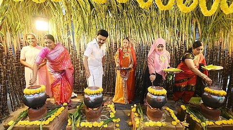 சென்னை கொளத்தூரில் நடந்த பொங்கல் விழாவில் பங்கேற்ற முதல்வர் ஸ்டாலின் மற்றும் அவரது மனைவி துர்கா ஸ்டாலின்