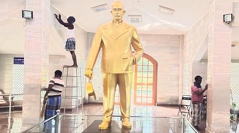 பென்னிக்குவிக் பிறந்தநாள் விழாவுக்காக அவரது மணிமண்டபத்தில் நடைபெற்ற வர்ணம் பூசும் பணி.