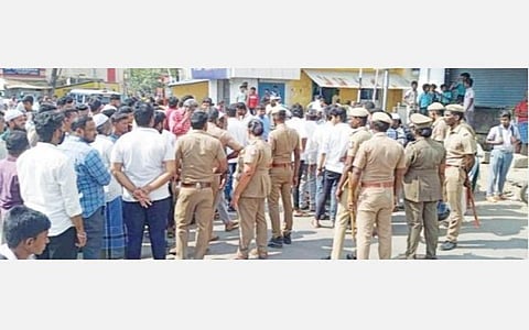 திருவண்ணாமலையில் காவல்துறையை கண்டித்து நேற்று சாலை மறியலில் ஈடுபட்ட பொதுமக்கள்.