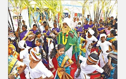 சேலம் அம்மாப்பேட்டை பகுதியில் தூய்மைப் பொங்கல் விழா நேற்று கொண்டாடப்பட்டது. இதில் பள்ளி மாணவ, மாணவியர் நம்மாழ்வார் வேடமிட்டு  கிராமிய நடனமாடினர். 		      படம்: எஸ்.குரு பிரசாத்