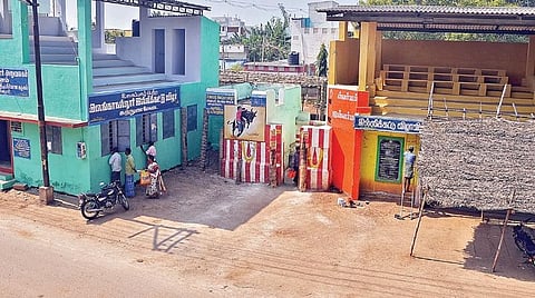 மதுரை மாவட்டம் அலங்காநல்லூரில் உலகப் புகழ் பெற்ற ஜல்லிக்கட்டு போட்டி நடைபெற உள்ள வாடிவாசல் மற்றும் பார்வையாளர்கள் அமரும் கேலரி. படம்: நா. தங்கரத்தினம்﻿﻿