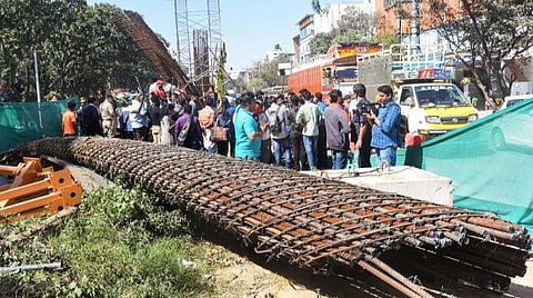 பெங்களூருவில் மெட்ரோ ரயில் தூண் விழுந்து தாய், குழந்தை உயிரிழப்பு
