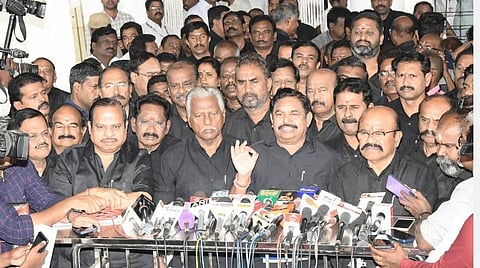 பேரவைக்கு வெளியே எதிர்க்கட்சித் தலைவர் எடப்பாடி பழனிசாமி