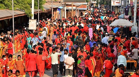 கர்நாடக மாநிலத்தில் இருந்து மதுரை வந்த பக்தர்கள் | கோப்புப்படம்