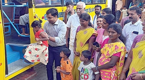 கோவில்பட்டியில் மனவளர்ச்சி குன்றிய குழந்தைகள் வீட்டில் இருந்து பள்ளி சென்று வர கேஆர் கல்வி நிறுவனம் வழங்கிய சிறப்பு வாகனம்.