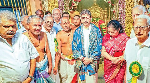 திருவையாறில் நேற்று ஸ்ரீ தியாகராஜ சுவாமிகளின் 176-வது ஆராதனை விழாவில் பஞ்சரத்ன கீர்த்தனை நிகழ்ச்சியை தொடங்கி வைப்பதற்கு முன் அதிஷ்டானத்தை தரிசித்த தமிழக ஆளுநர் ஆர்.என்.ரவி. உடன், சபா தலைவர் ஜி.கே.வாசன் உள்ளிட்டோர்.