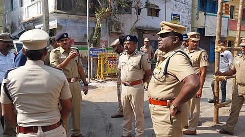 ஆய்வில் காவல் துறை அதிகாரிகள்